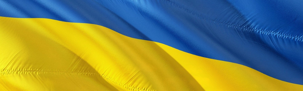 Das Bild zeigt eine wehende Ukrainefahne (oben blau und unten gelb)