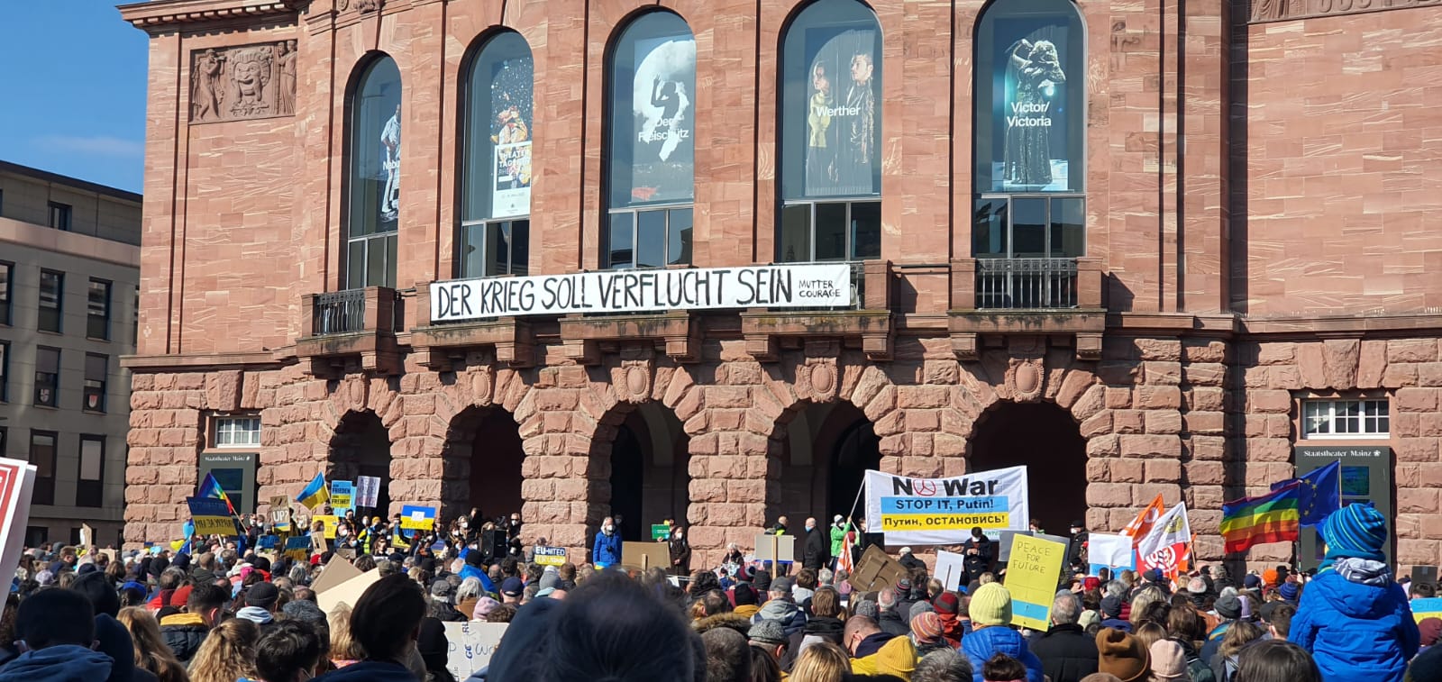 Das Bild ist auf einer Demo gegen den Ukrainekrieg am 06.03.22 in Mainz entstanden. Zu sehen ist eine große Menschengruppe, vorne Banner mit der Aufscrhift "Der Krieg soll verflucht sein" und "no war! Stop it Putin!".