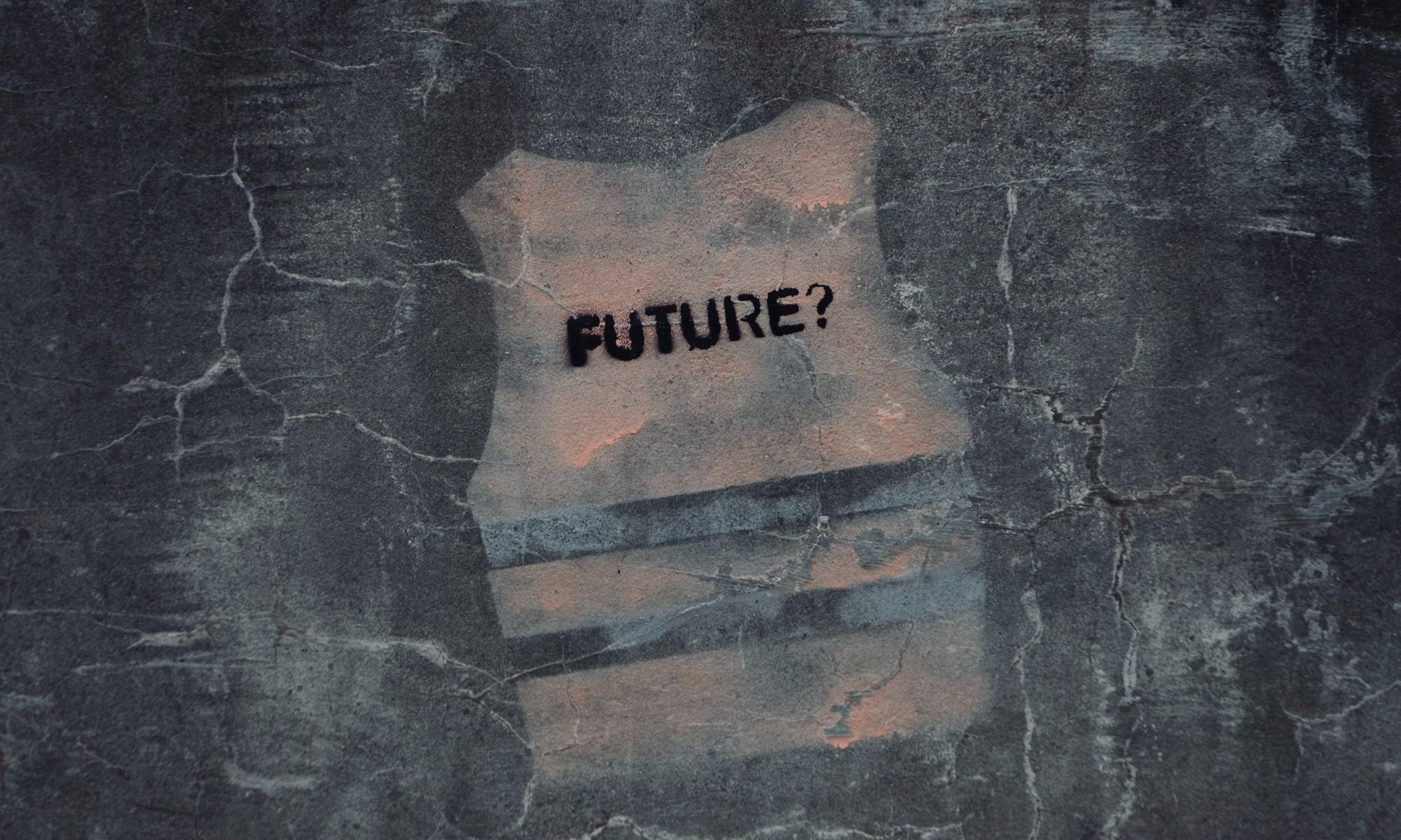 Eine dunkle Wand, darauf ein Graffity, eine orangene Weste mit dem Wort Future? Zukunft? drauf