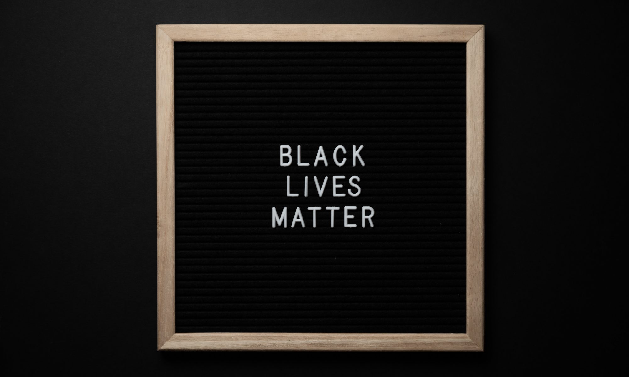 Weiße Buchstaben vor hellem Hintergrund: "BLack lives matter"