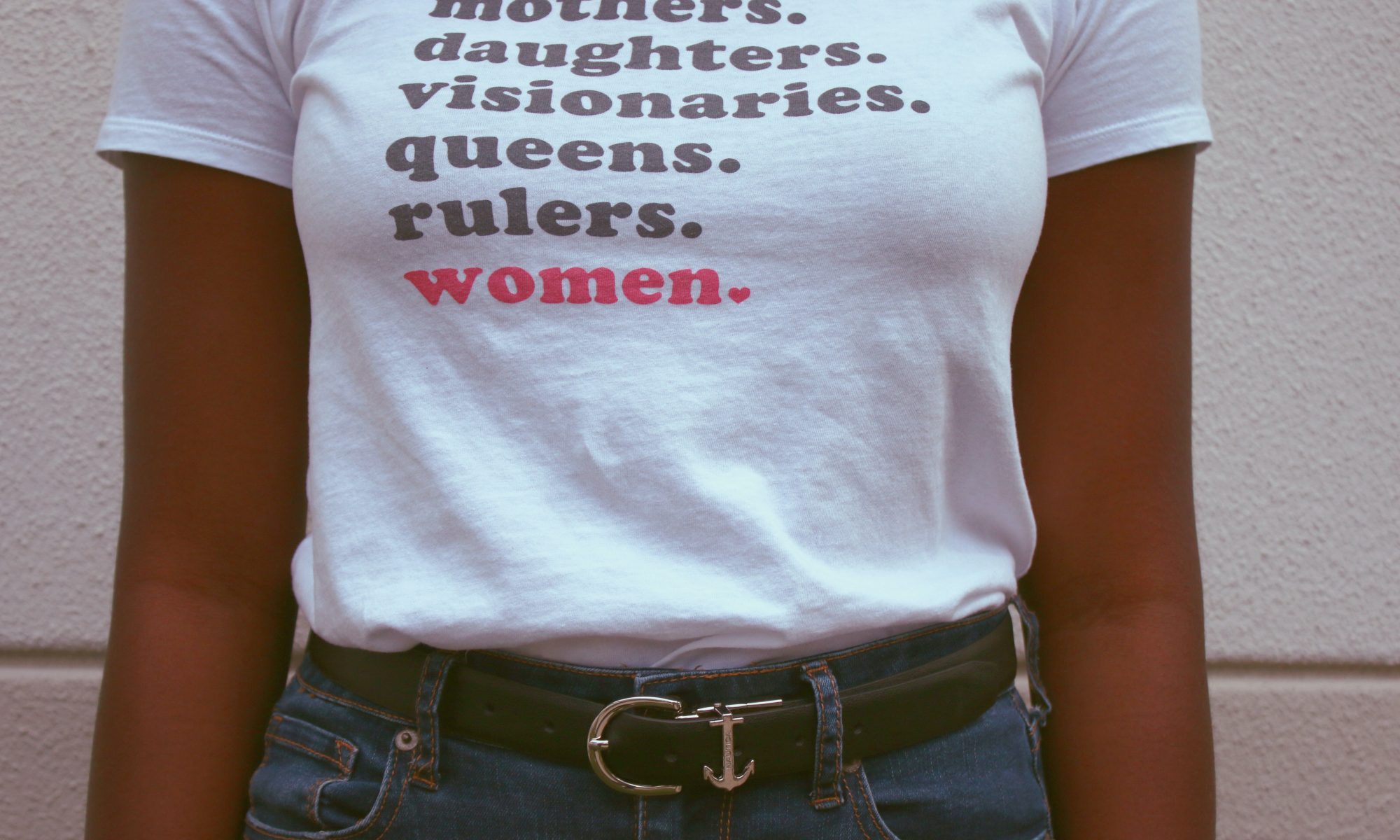 Auf dem Bild ein Tshirt auf dem Folgendes steht: "mothers, daugthers, visionaries, queens, rulers, women"