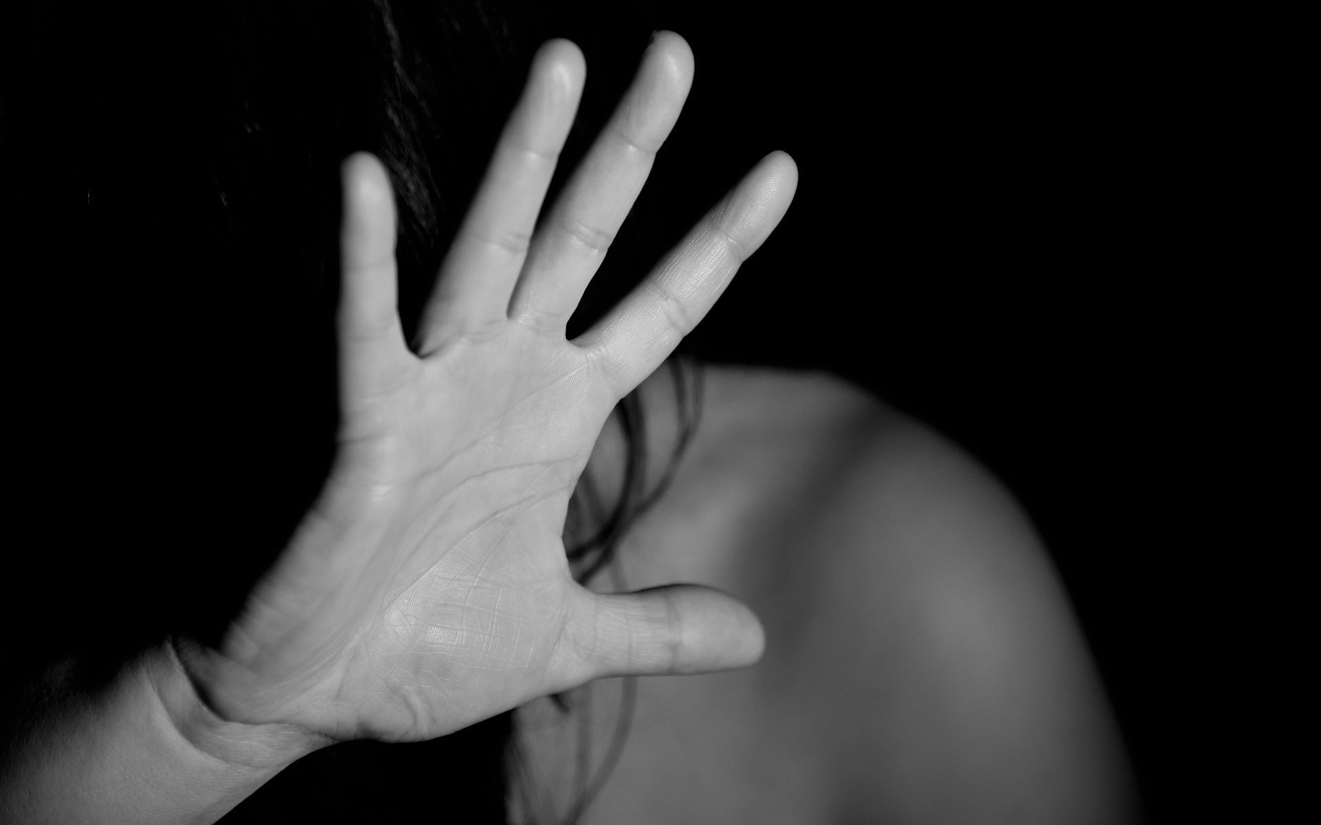Eine Hand in abwehrender Haltung- ein schwarz-weiß Bild