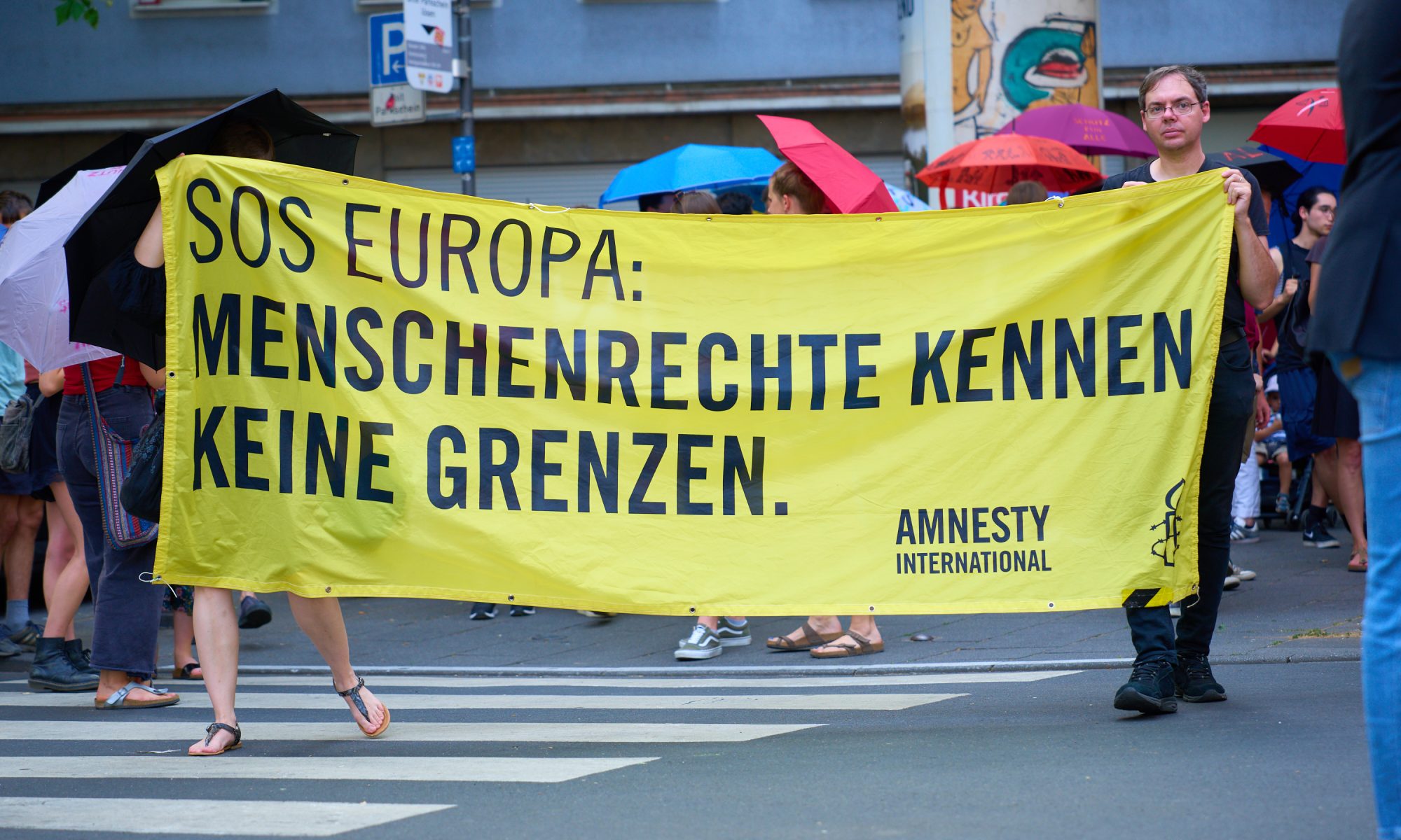 Banner von Amnstey International: SOS Europa: Menschenrechte kennen keine Grenzen