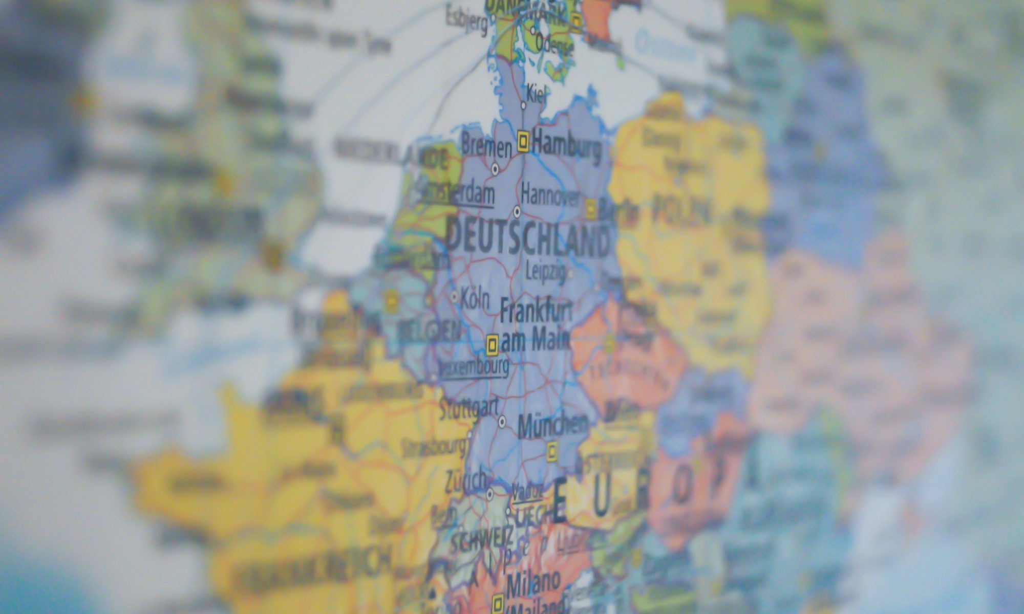Seitlicher Blick auf eine Europakarte, Deutschland im Fokus