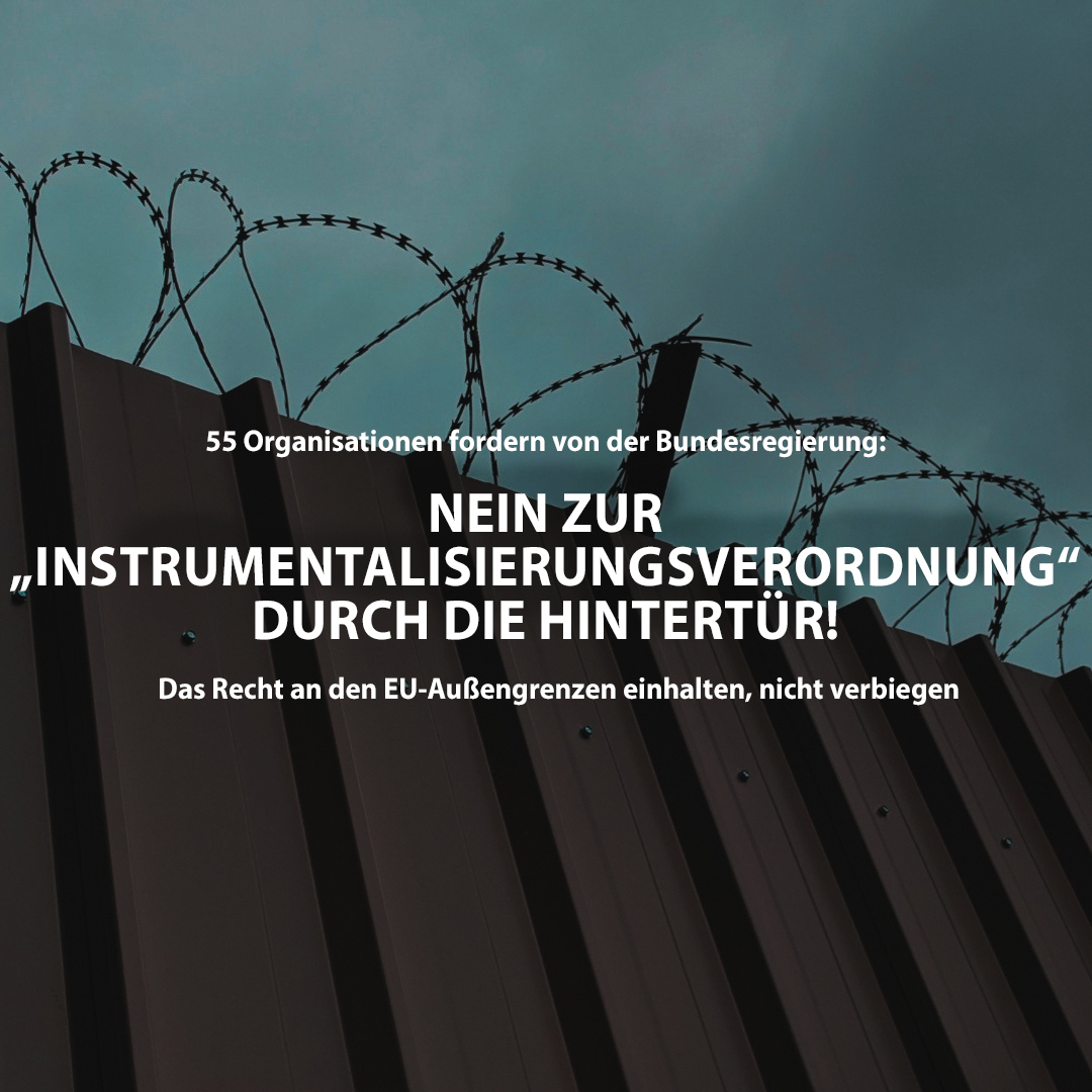 Schriftzug "Nein zur Industrialisierungsverordnung durch die Hintertür" vor Stacheldrahtzaun