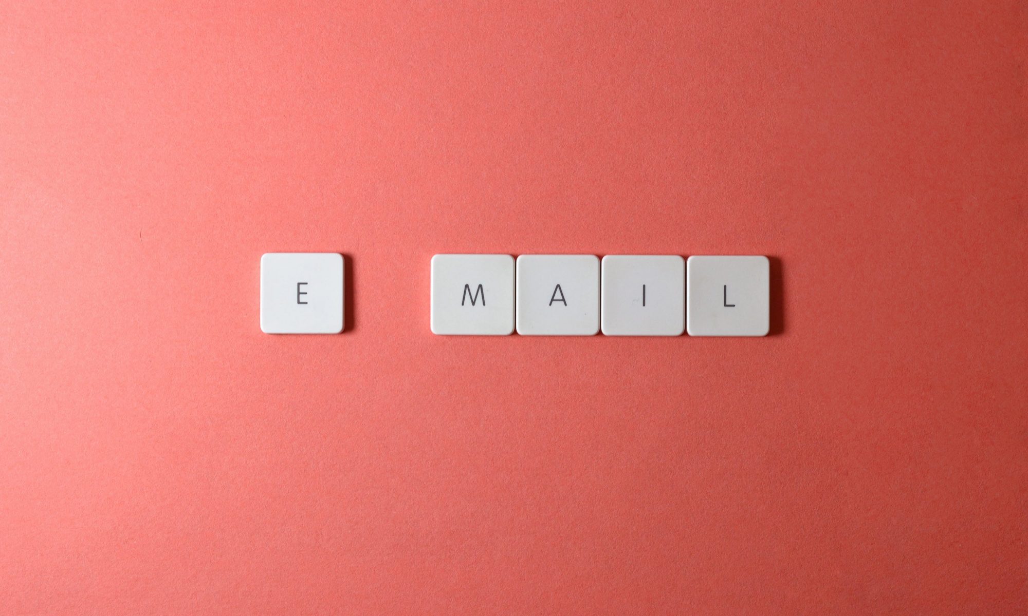 Spielsteine mit Buchstaben ergeben das Wort EMAIL.