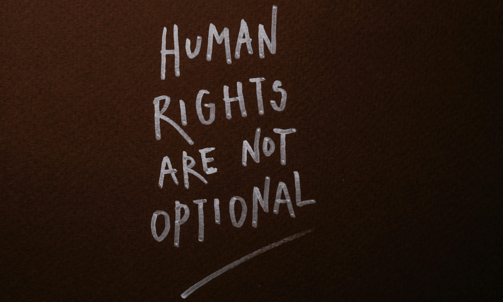 Tafel mit der Aufschrift: HUMAN RIGHTS ARE NOT OPTIONAL