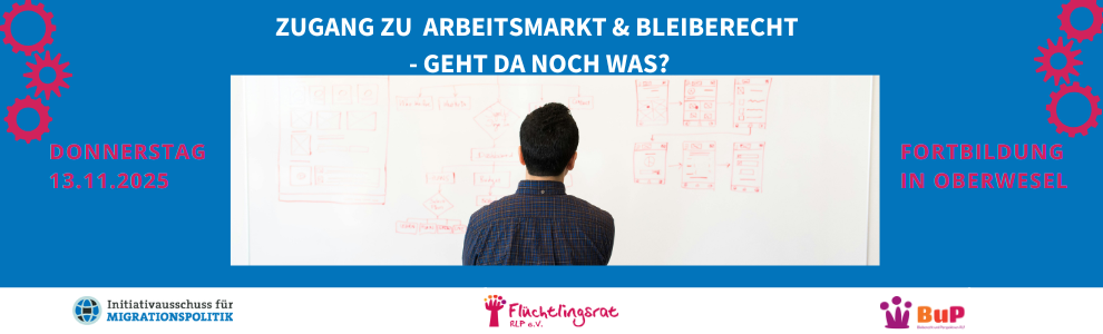 Einladungsbild zur Fortbildung "Zugang zu Arbeitsmarkt und Bleiberecht - geht da noch was?" Auf dem Foto ist eine Person mit kurzen Haaren von hinten zu sehen. Die Person steht nachdenklich vor einer Tafel.